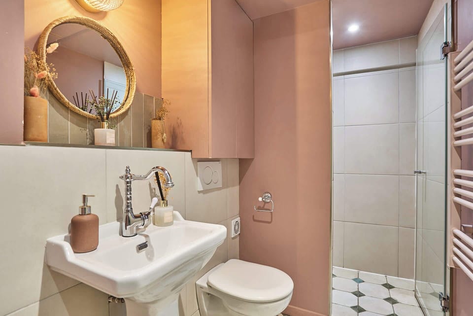 salle de bain avec toilette