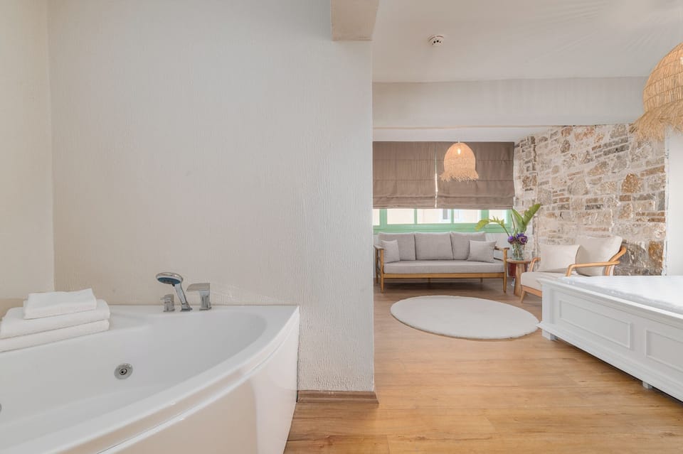 Jakuzili Suite Oda | Minibar, individually decorated, individually furnished, soundproofing