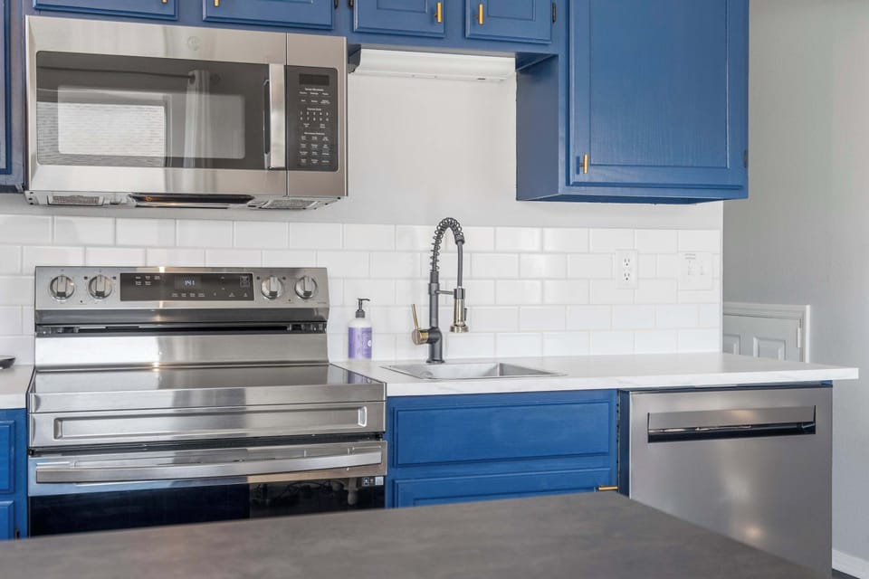 The airy kitchen offers ample space & every home comfort