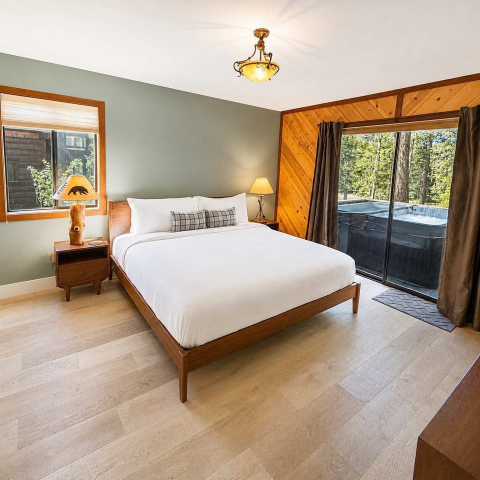 Junior King Suite with Ensuite Bath