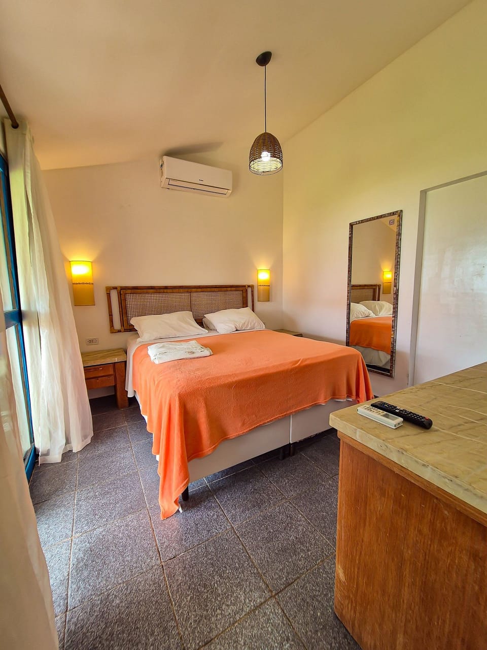 Suite | Desk, laptop workspace, free WiFi