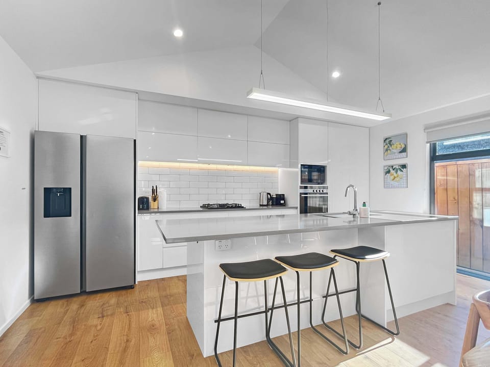 Fully equipped kitchen with island seating