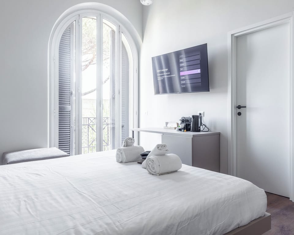 Luxury Room, Housekeeping, City View | Frette Italian sheets, premium bedding, memory foam beds, minibar