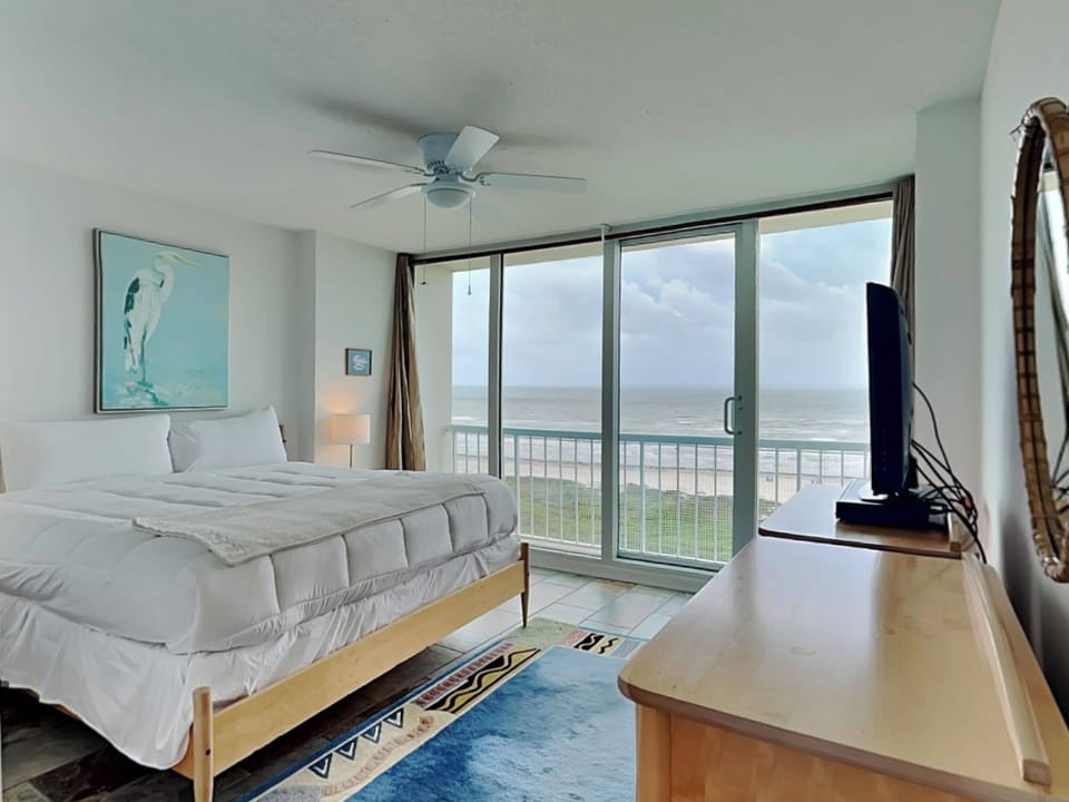 Condo (2 Bedrooms) | Property amenity