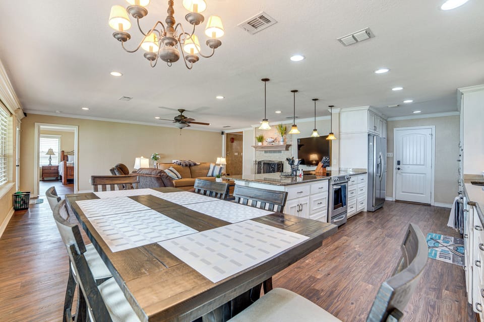 Dining Area | Dishware & Flatware | Central A/C & Heat