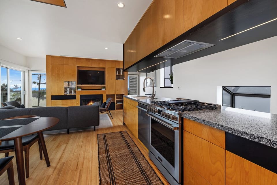Chef's kitchen for those wonderful home cooked meals. 