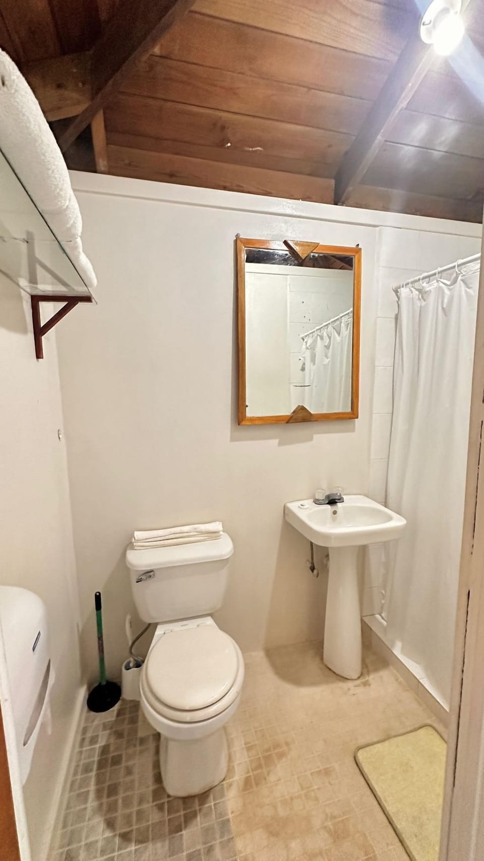 Standard Triple Room, Air conditioning, Garden View | Bathroom | Shower, towels, soap, shampoo