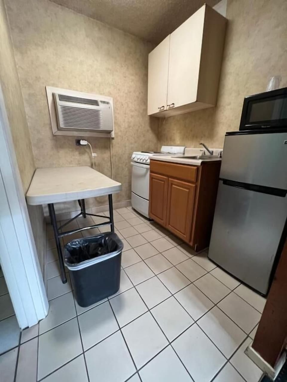 Room, 1 King Bed, Non Smoking, Kitchenette | Private kitchen | Fridge, microwave