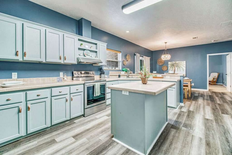 Kitchen with island 