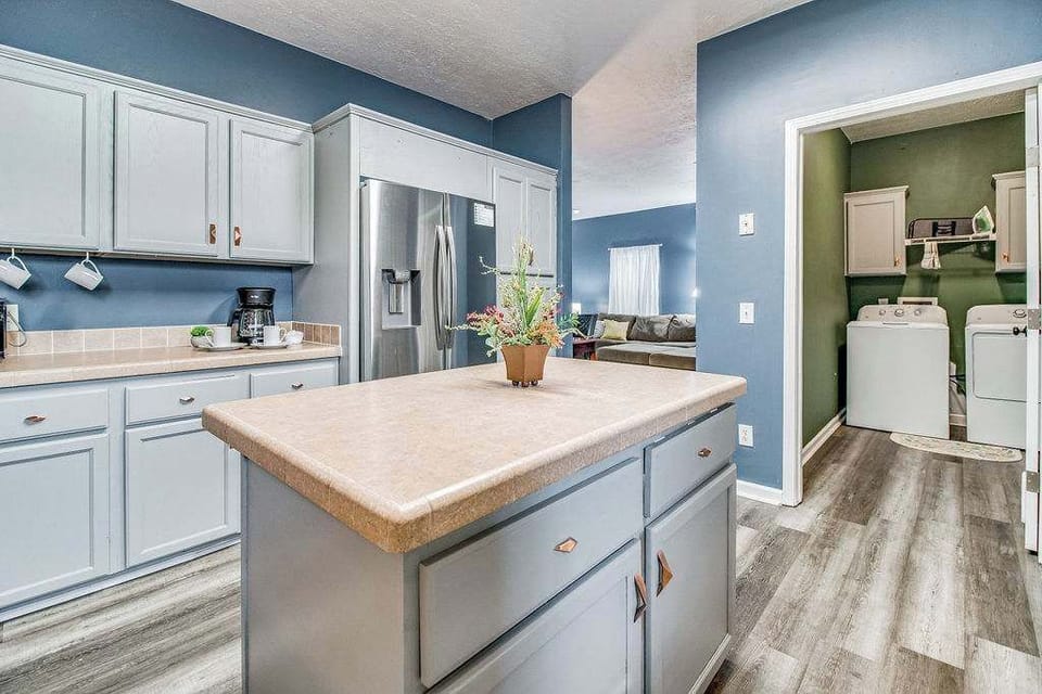 Kitchen island 