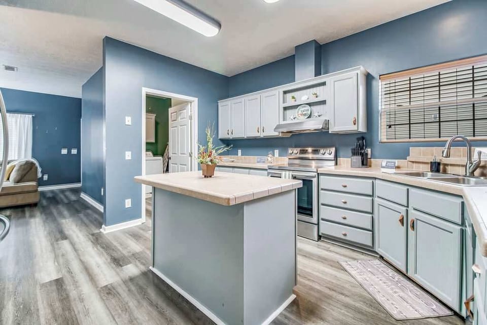 Kitchen with island 