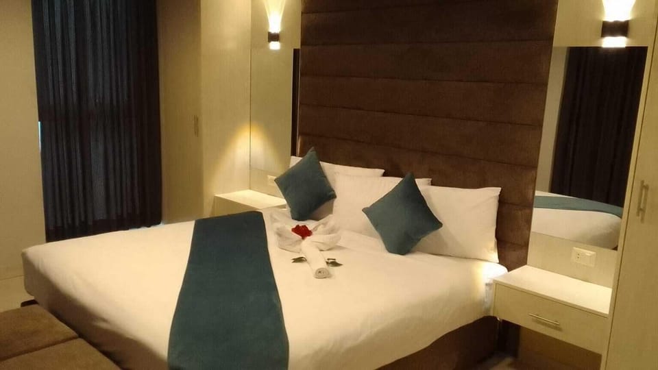 Family Room, Balcony, City View | Egyptian cotton sheets, premium bedding, pillowtop beds, in-room safe
