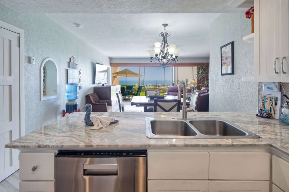 🍴 Kitchen Comforts + Dining with a View!🌊