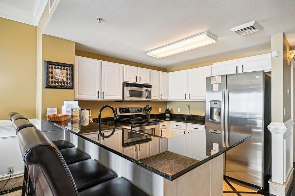 Full kitchen with Bar seating for 4