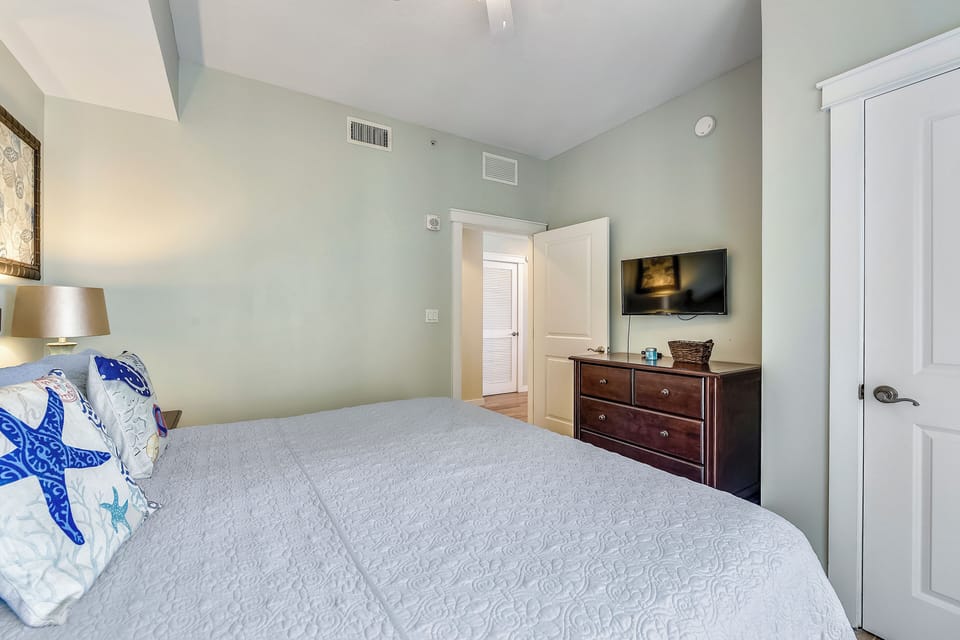 (King) Master Bedroom with spacious closet