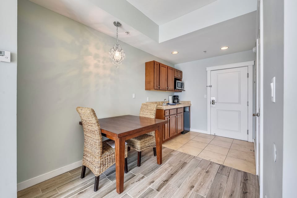Dining area (seats 2)