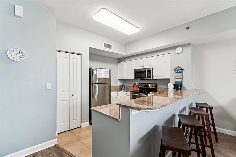 Full kitchen with bar seating for 4