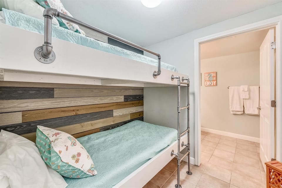 twin/twin Bunk area