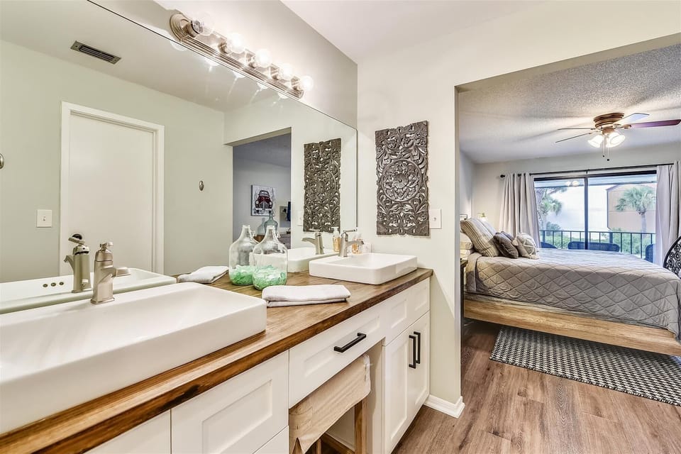Double Vanity sink private bath connected to the master bedroom