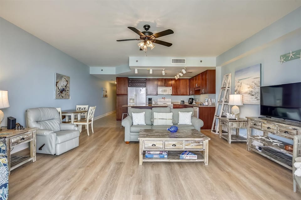 Very spacious living room with view of the Gulf, entrance to the balcony and a sleeper sofa.