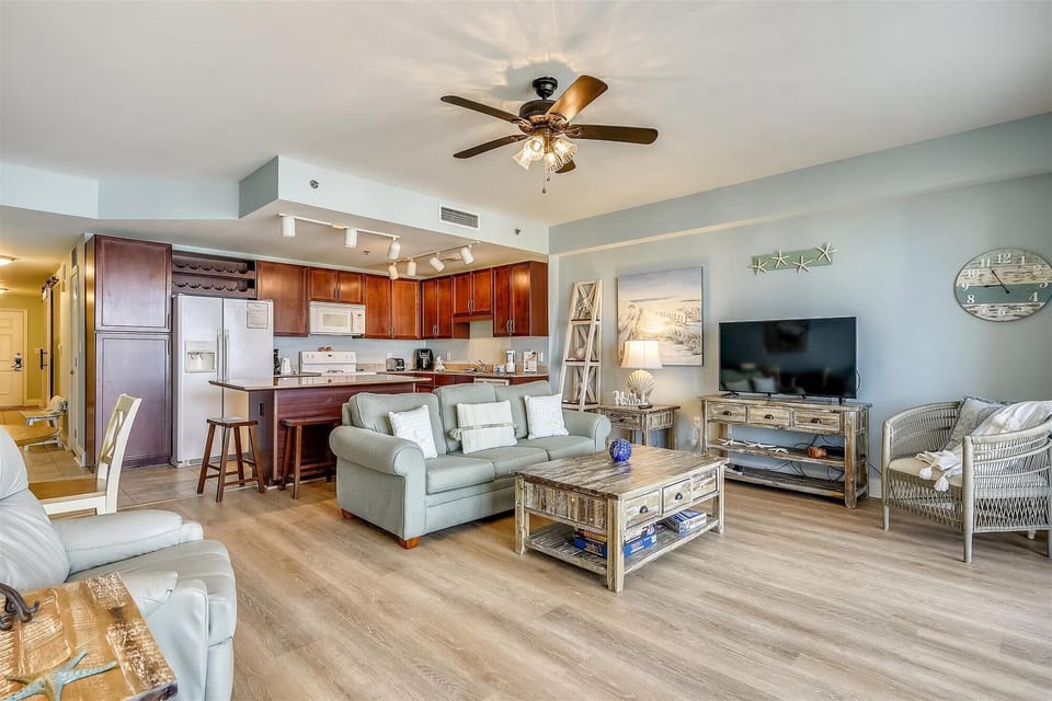 Very spacious living room with view of the Gulf, entrance to the balcony and a sleeper sofa.