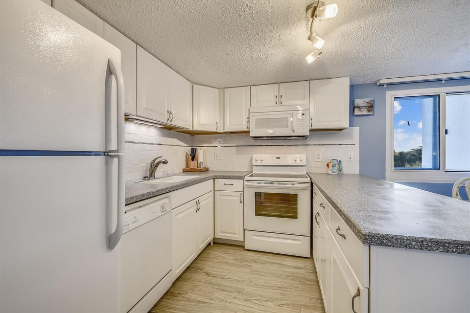 Fully stocked kitchen area with plenty of cabinet space