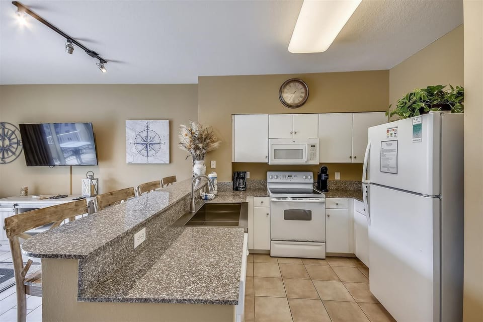 Kitchen
Standard coffee pot and Keurig