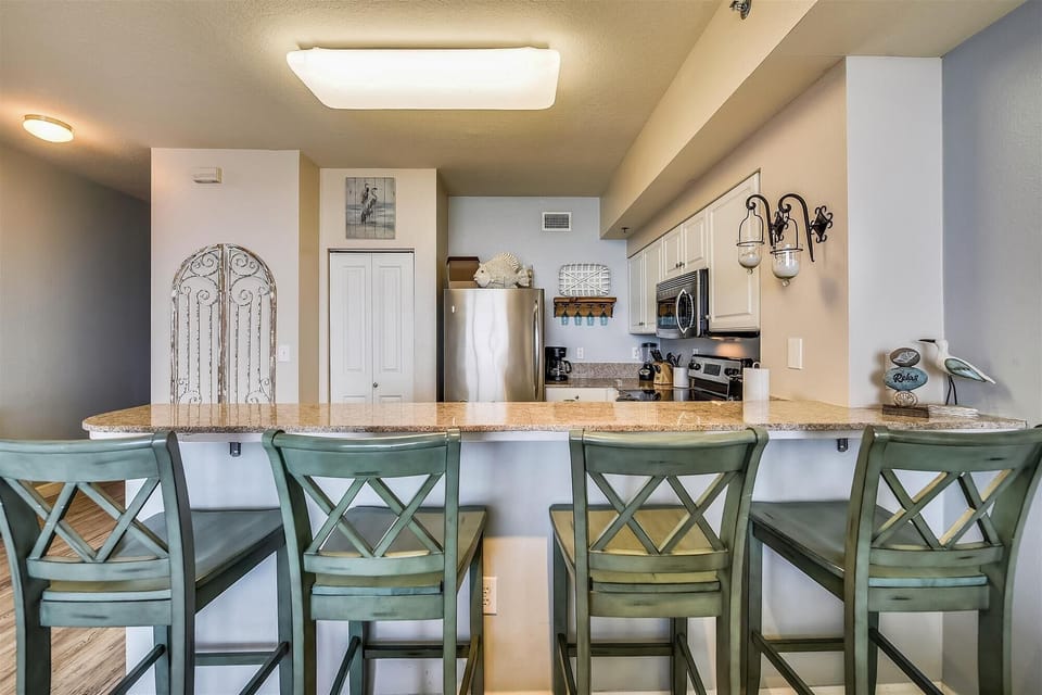 Breakfast bar, seating for 4