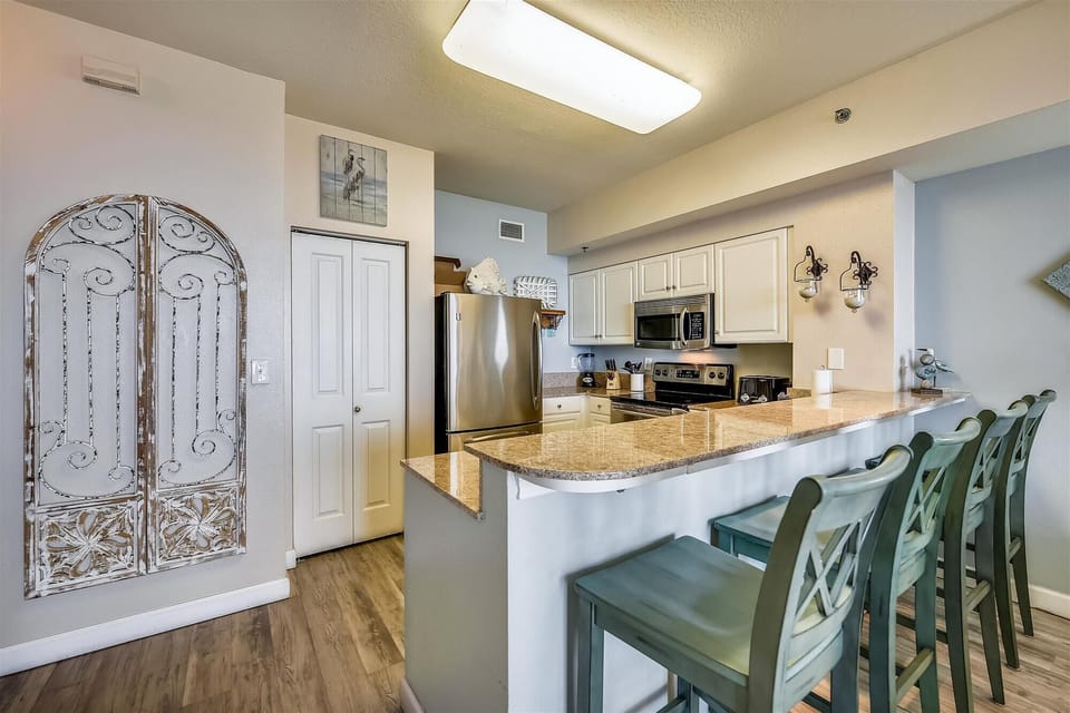 Breakfast bar, seating for 4