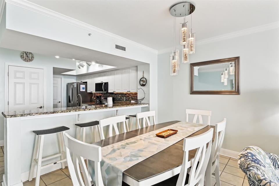 Dining for 6 and Bar seating for 4