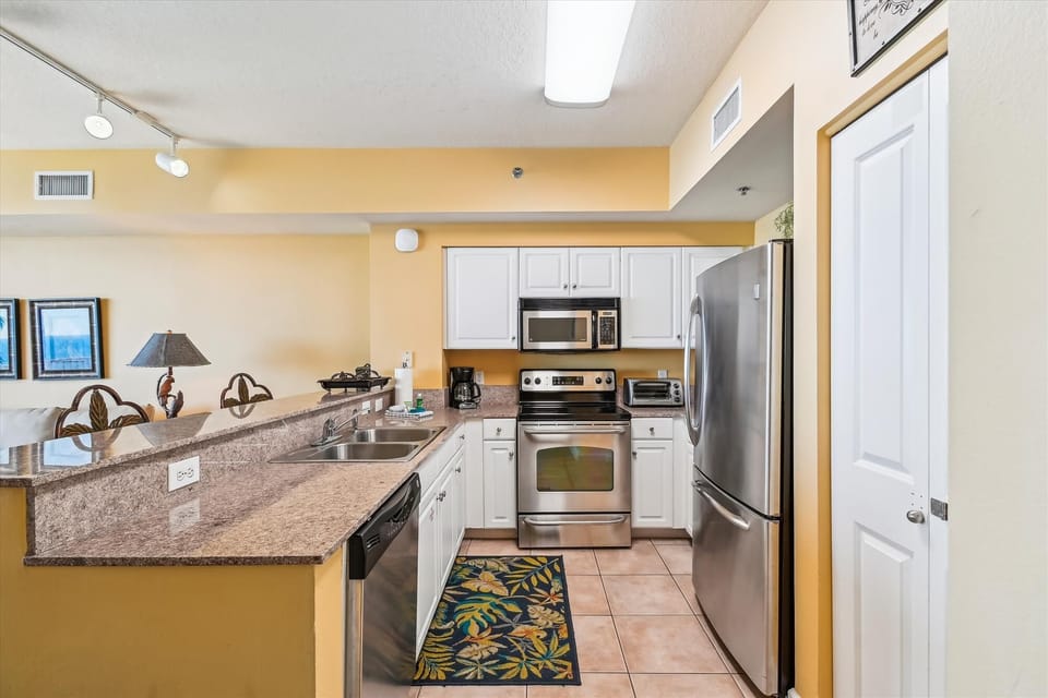 Full kitchen With bar seating
Standard coffee pot