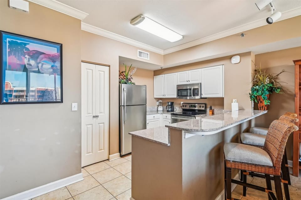 Bar area facing kitchen