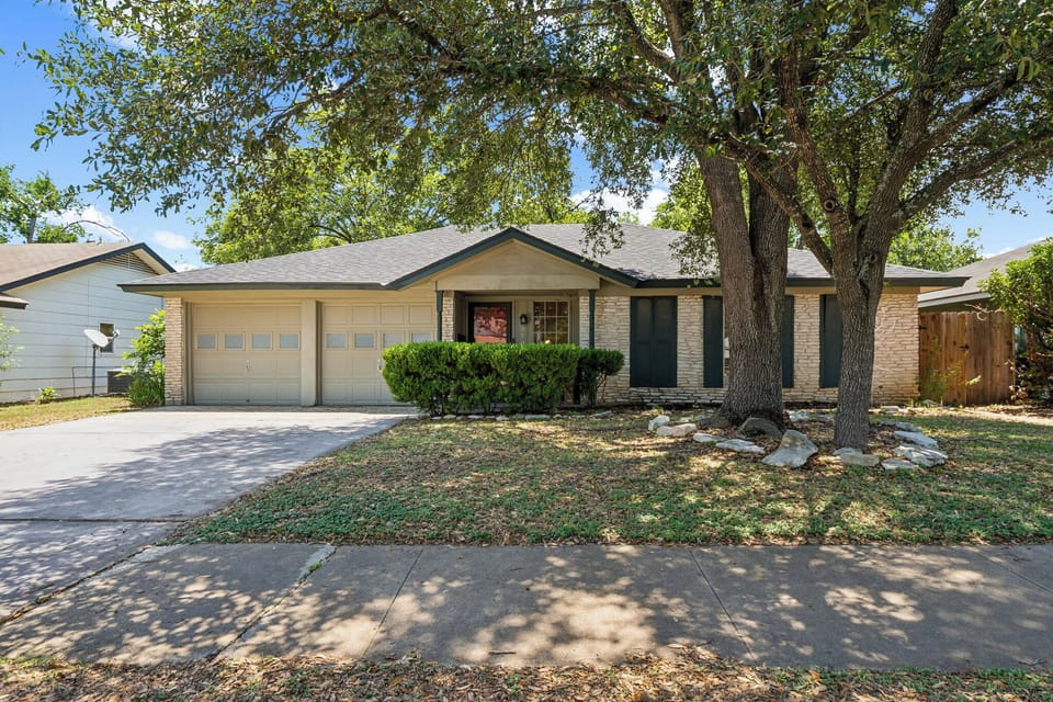 Cozy house, Quiet neighborhood, 2 driveway parking spots and off-street parking.