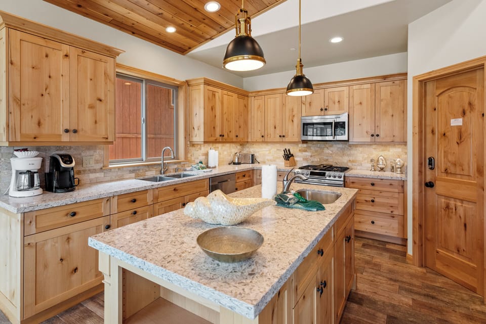 House, 3 Bedrooms, Pets Allowed, Lake View | Private kitchen | Electric kettle