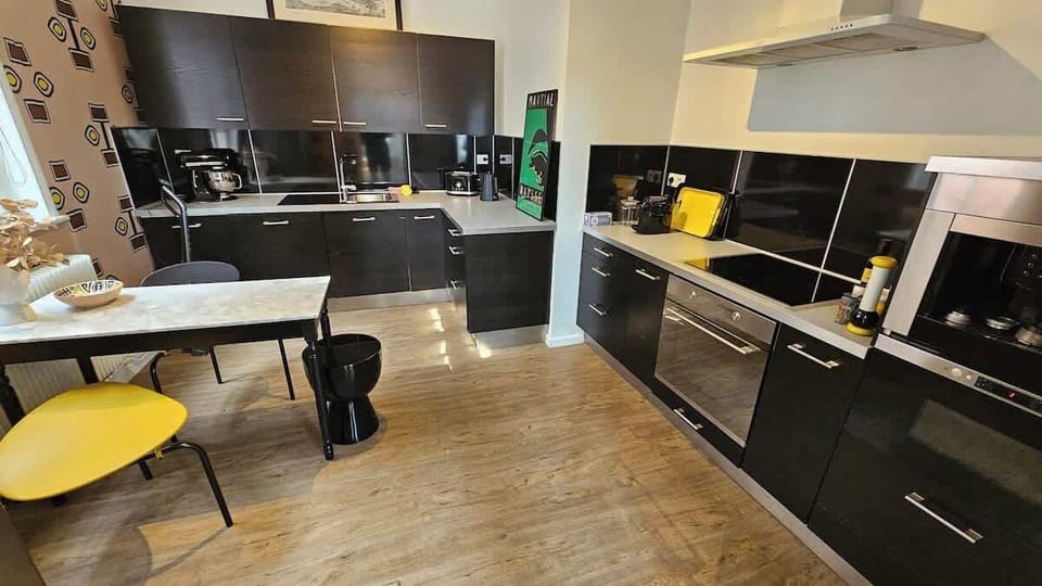 Cuisine équipée avec machine à café, bouilloire, grille-pain, plaques de cuisson, four, micro-ondes, lave vaisselle et réfrigérateur avec congélateur.
Coin repas pour trois personnes.