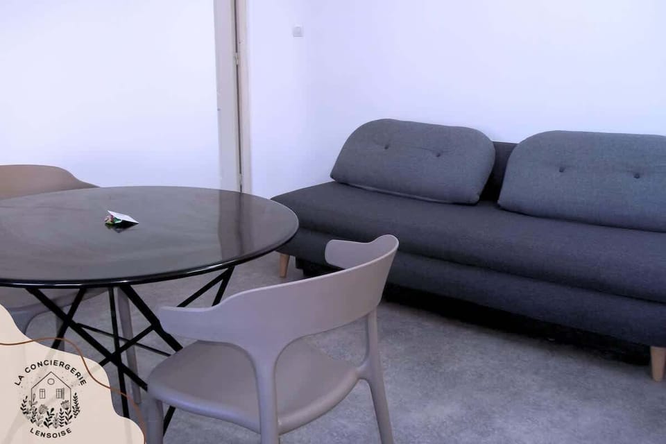 CANAPE 3 PLACES NON CONVERTIBLE
ESPACE REPAS 2 CHAISES