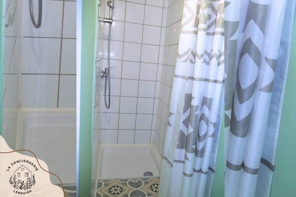SALLE DE DOUCHE
WC
MACHINE A LAVER
SERVIETTES FOURNI