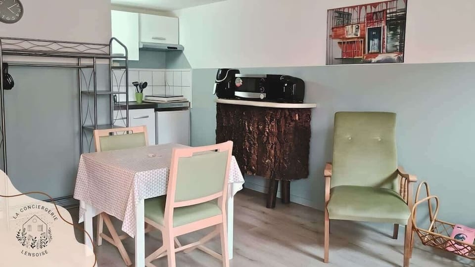 ESPACE SALON
TABLE 2 CHAISES
2 FAUTEUILS