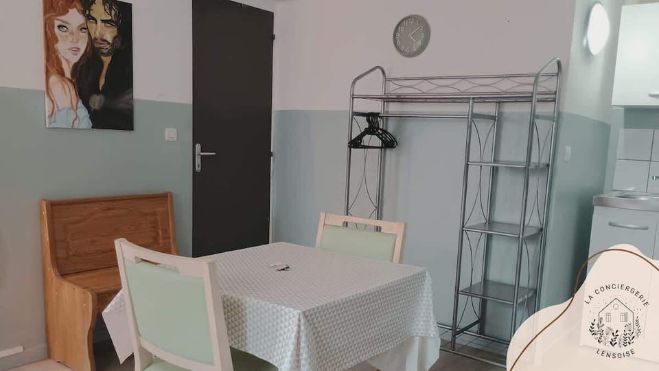 PORTE DE LA SALLE DE DOUCHE 
GRANDE PIECE DE VIE 