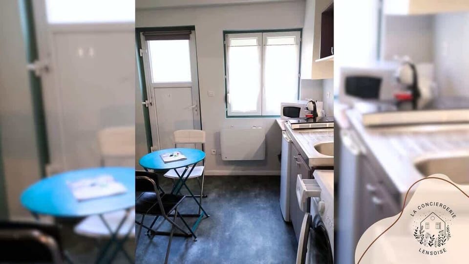 ESPACE REPAS VUE SUR LE COIN CUISINE, TABLE ET 2 CHAISES