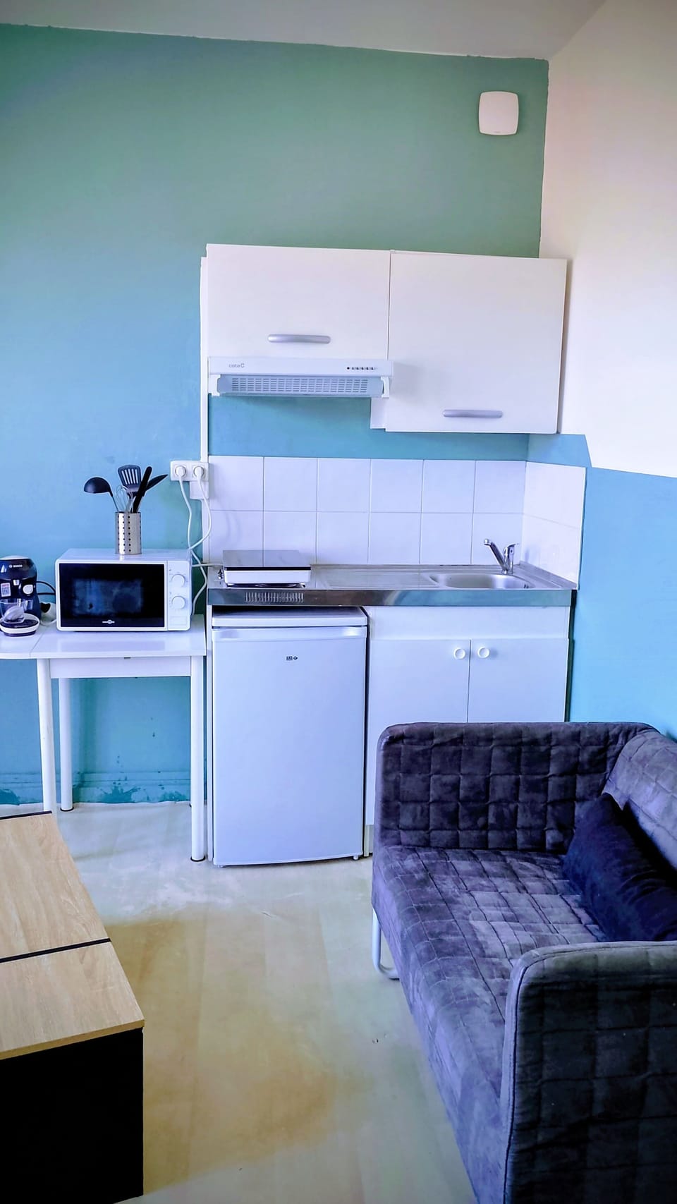 Cuisine équipée pour 2 personnes. Micro onde, air fryer, bouilloire, grille pain et tassimo