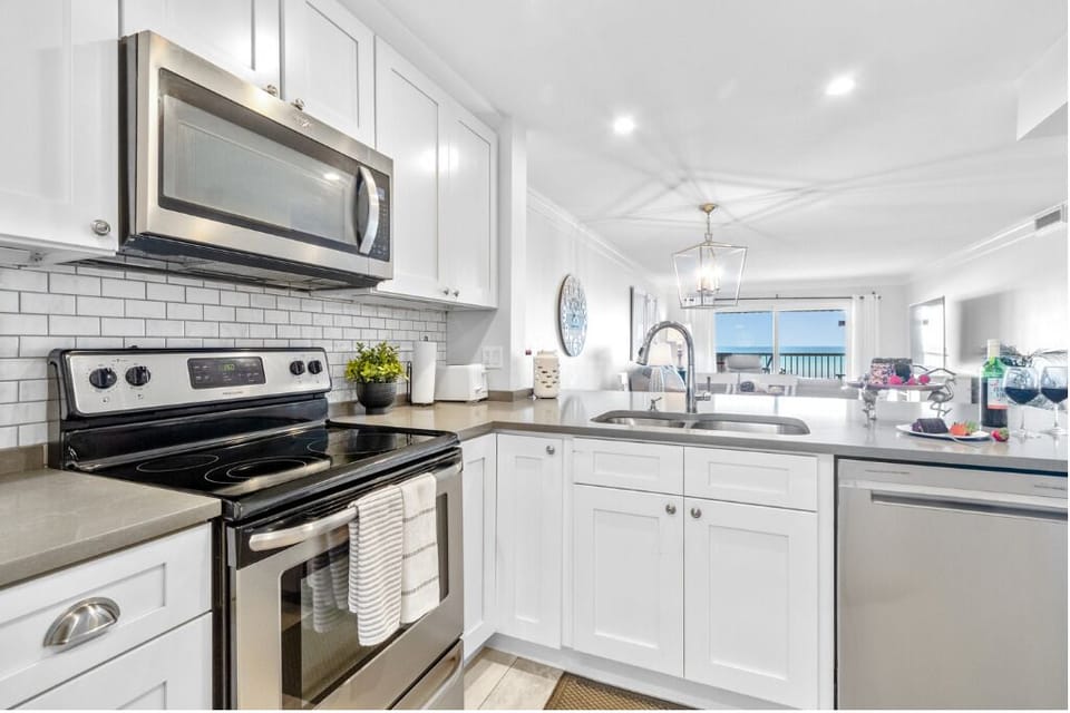 Prepare meals with a beautiful view of the ocean