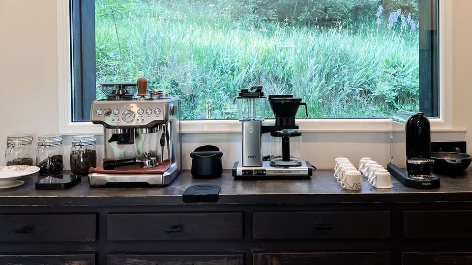 Cuisine - La cuisine est équipée de machines à café Sage, Nespresso et Moccamaster, pour savourer un espresso, un lungo ou un café filtre selon vos envies du matin.