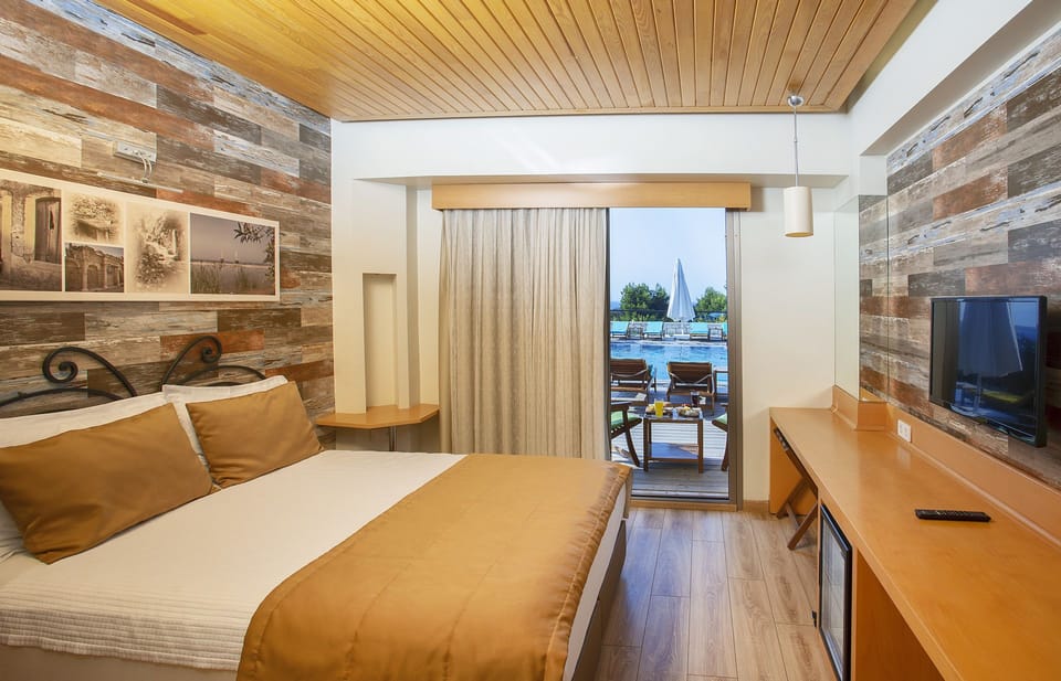Family Room | Premium bedding, minibar, in-room safe, soundproofing