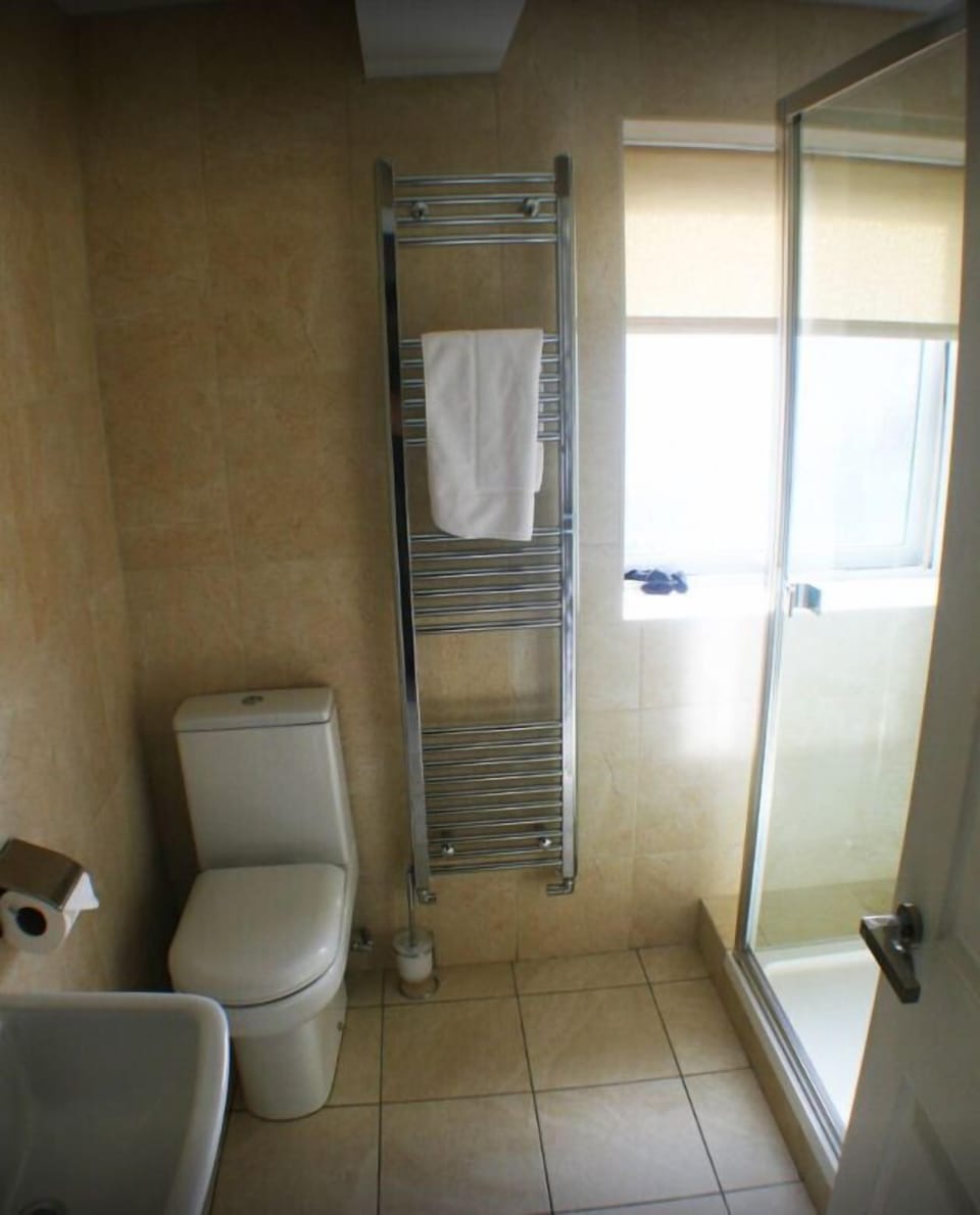 Family Room | Bathroom | Shower, free toiletries, hair dryer, towels