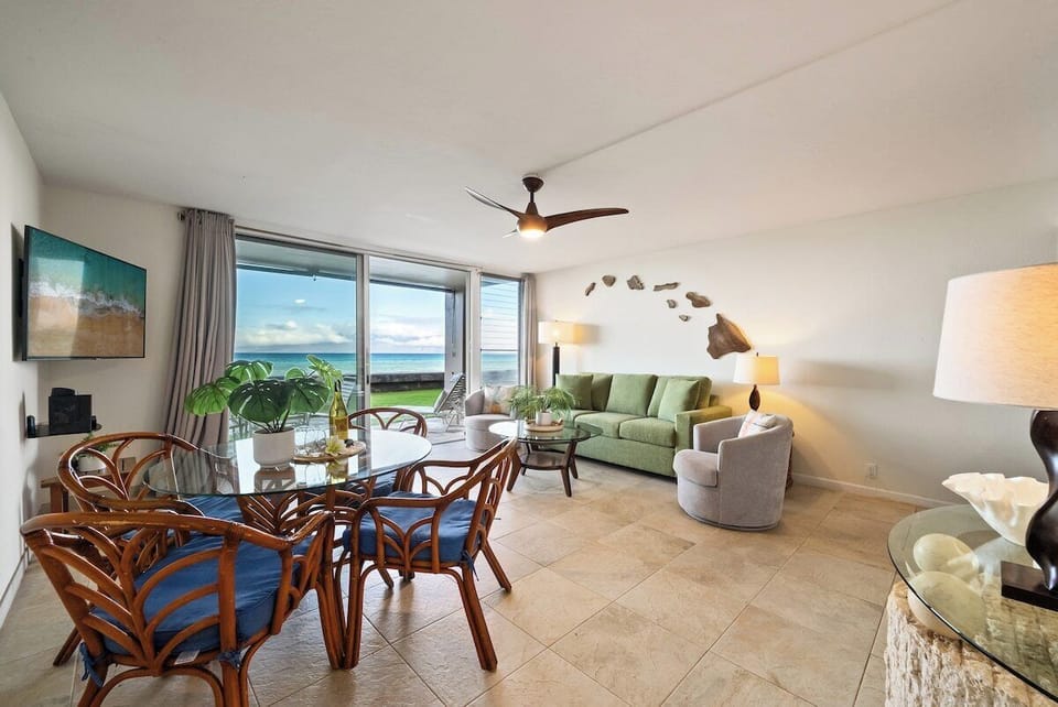 The Hawaiian Island artwork enhances your tropical vacation