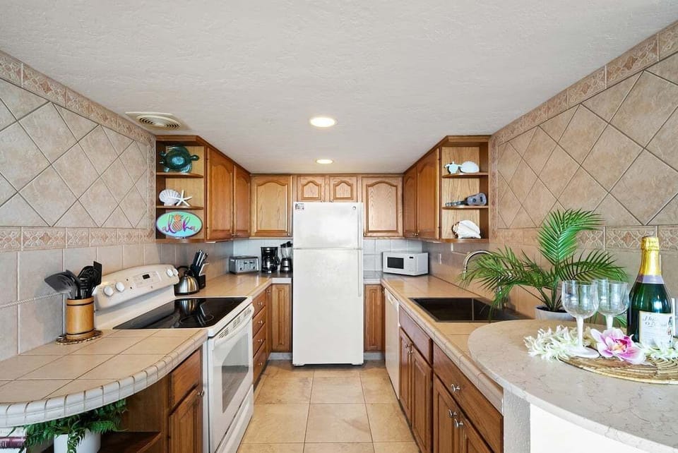 Full appointed kitchen helps make pleasant meal time memories at Nohonani 105