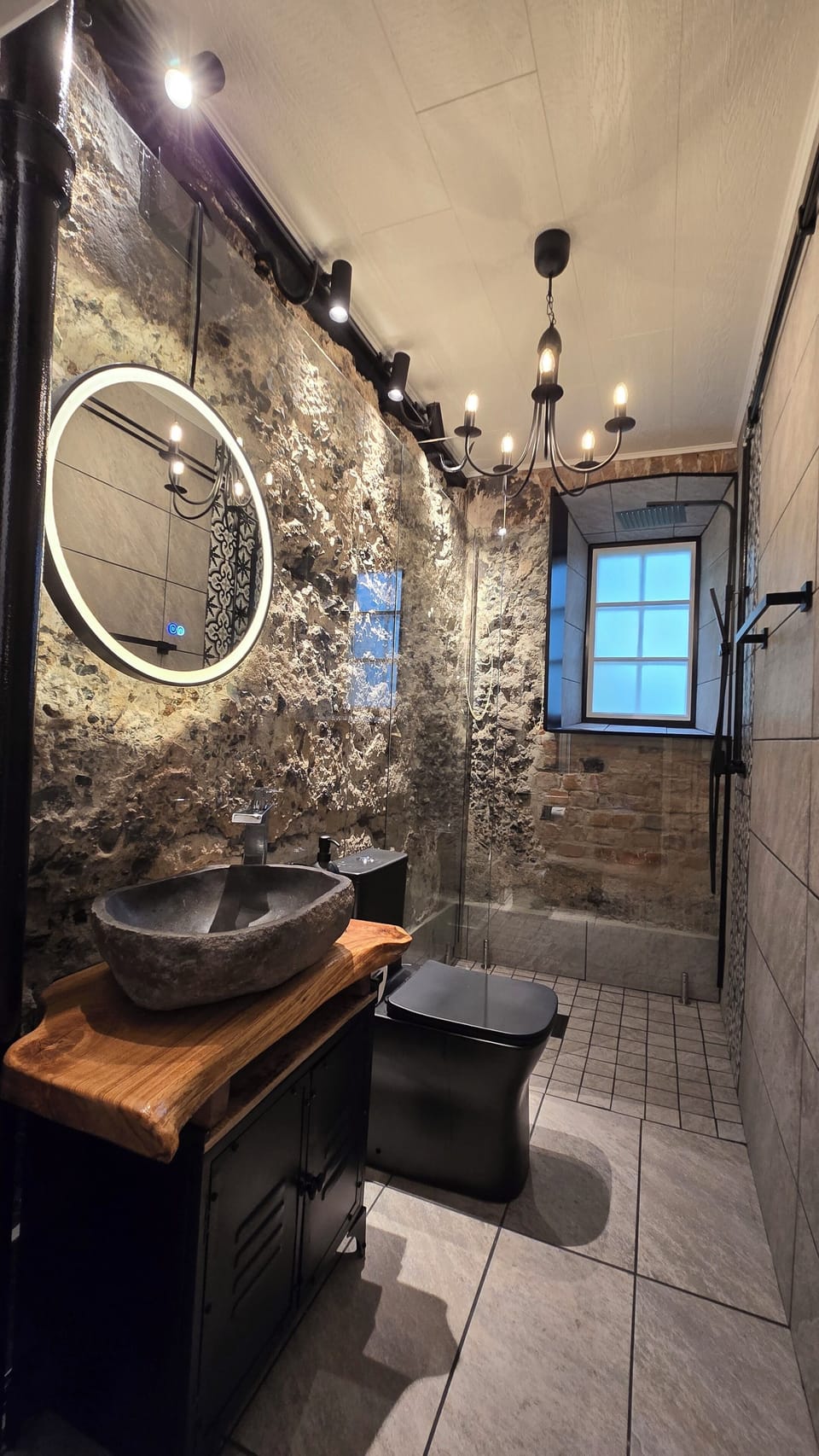 Deluxe Quadruple Room | Bathroom | Bathtub, hair dryer, towels, soap