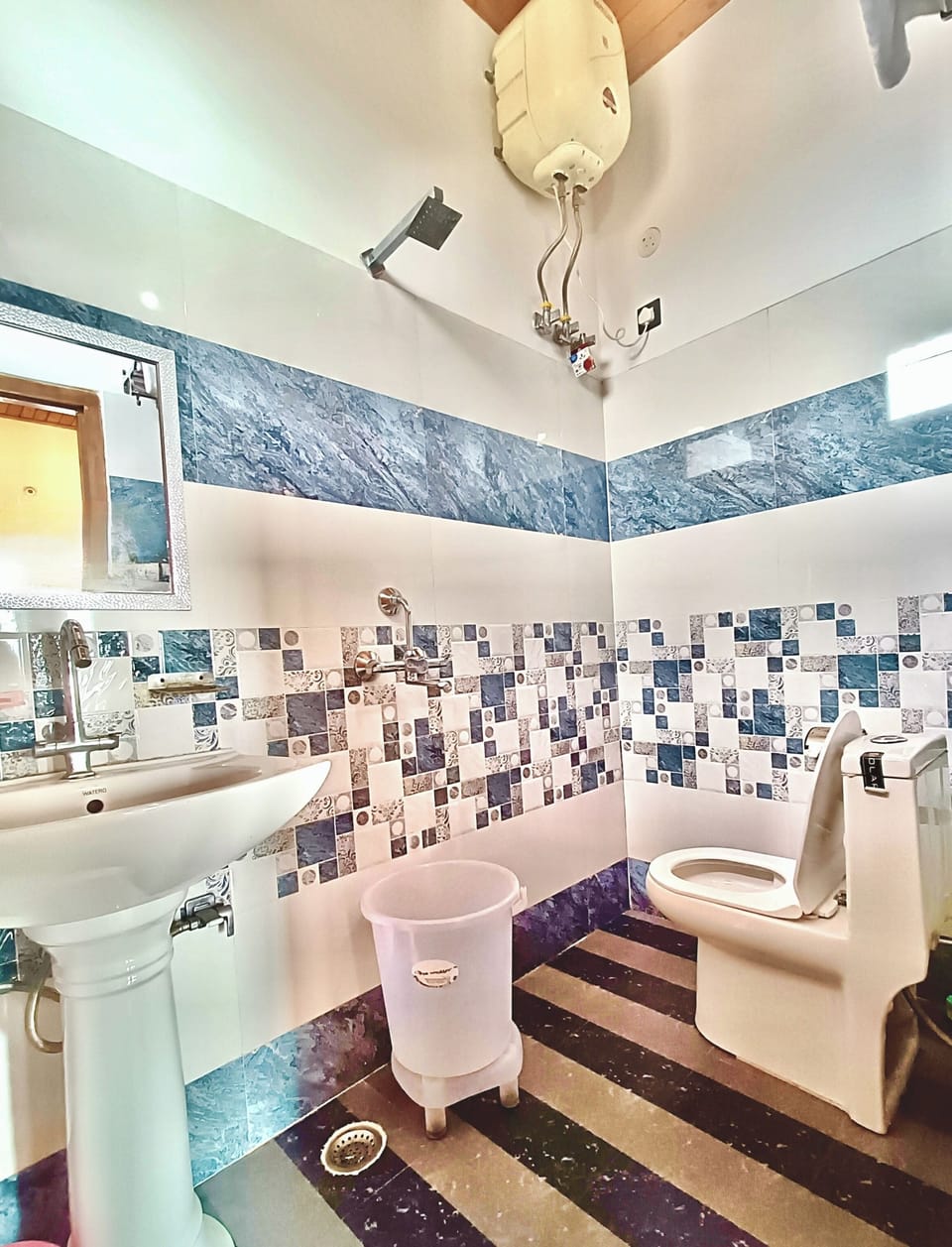 Shower, rainfall showerhead, free toiletries, slippers