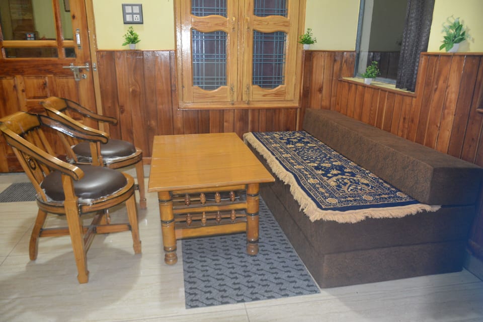 Deluxe Double Room, 1 Double Bed with Sofa bed, Hill View | In-room dining